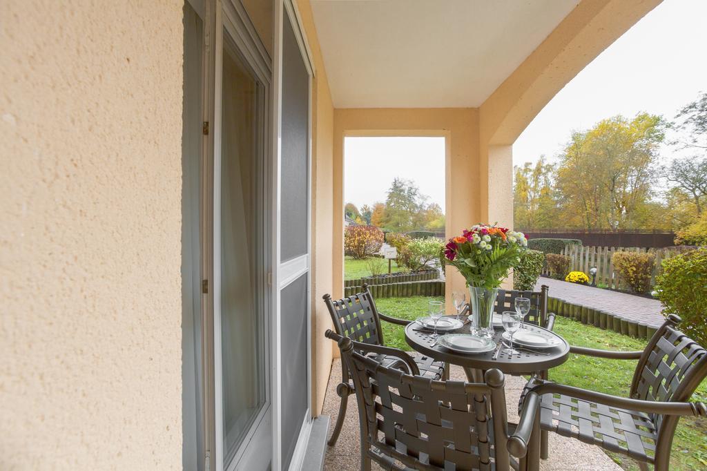 Karma Manoir Des Deux Amants Aparthotel Connelles Exterior foto