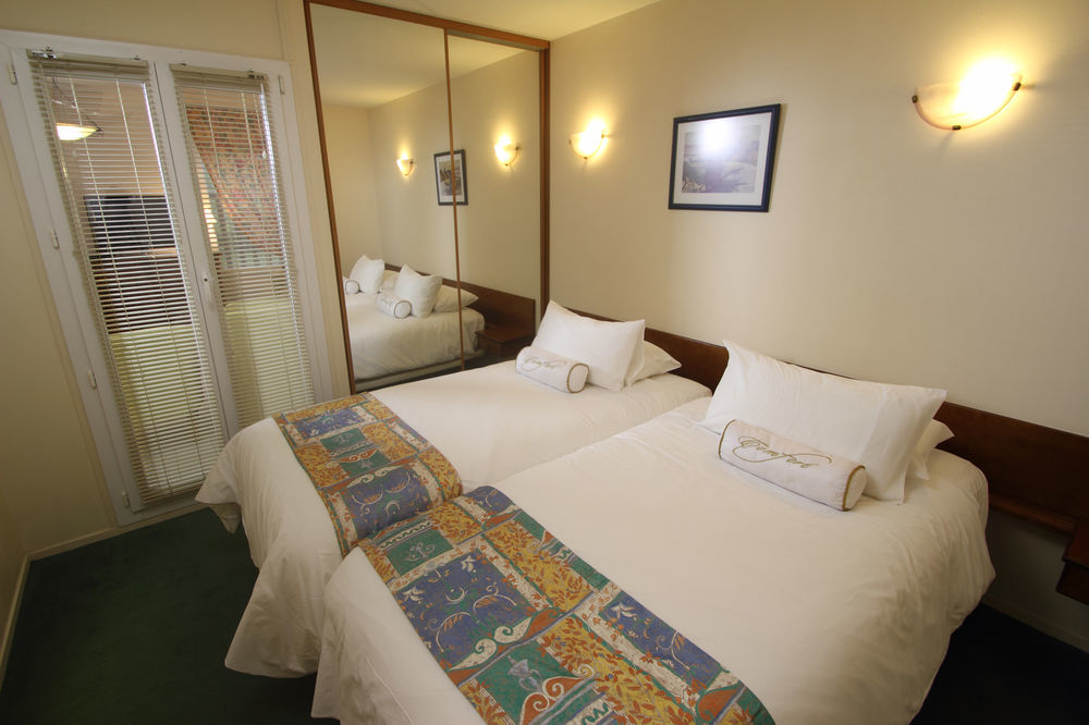 Karma Manoir Des Deux Amants Aparthotel Connelles Exterior foto