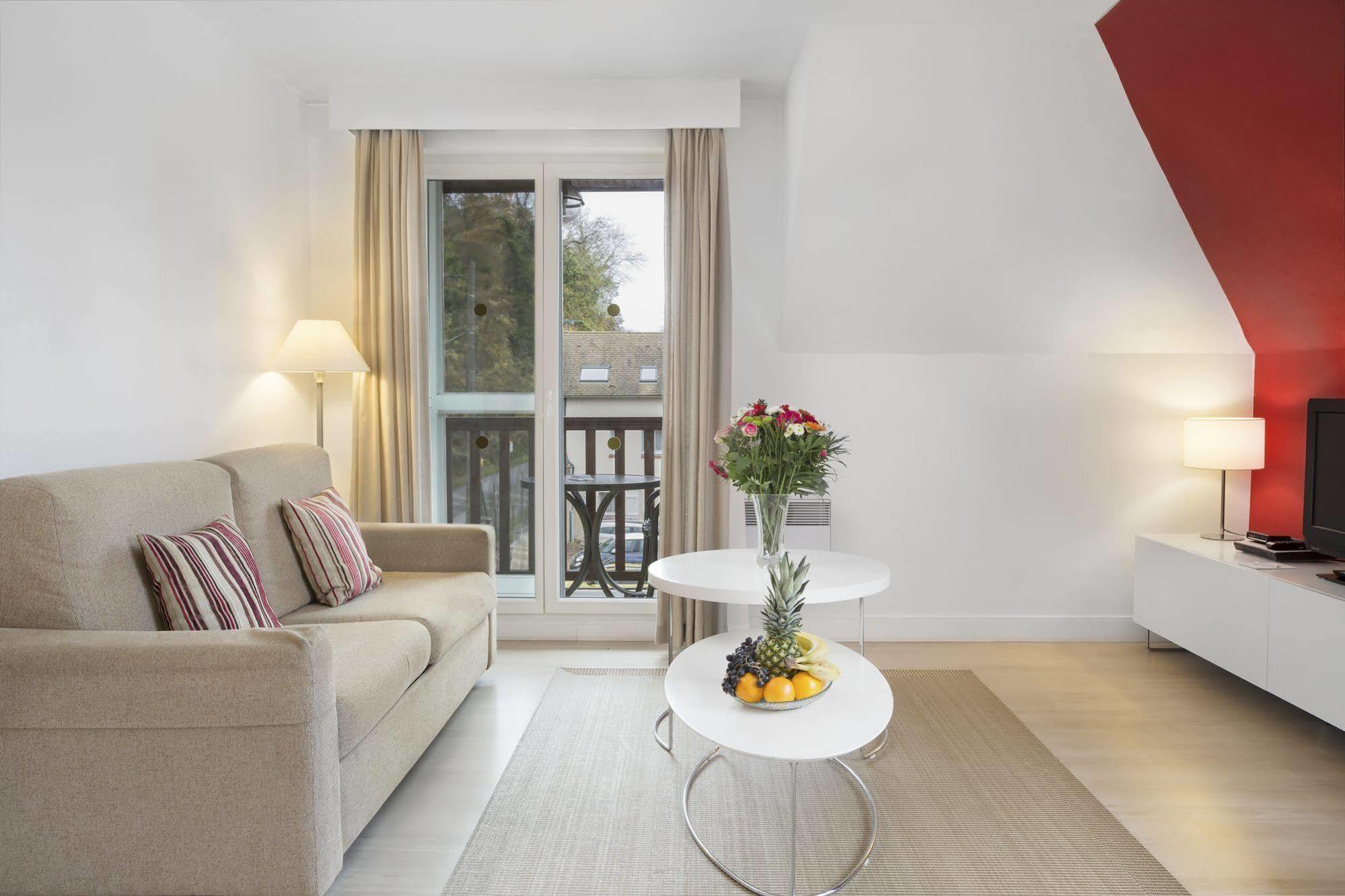 Karma Manoir Des Deux Amants Aparthotel Connelles Exterior foto