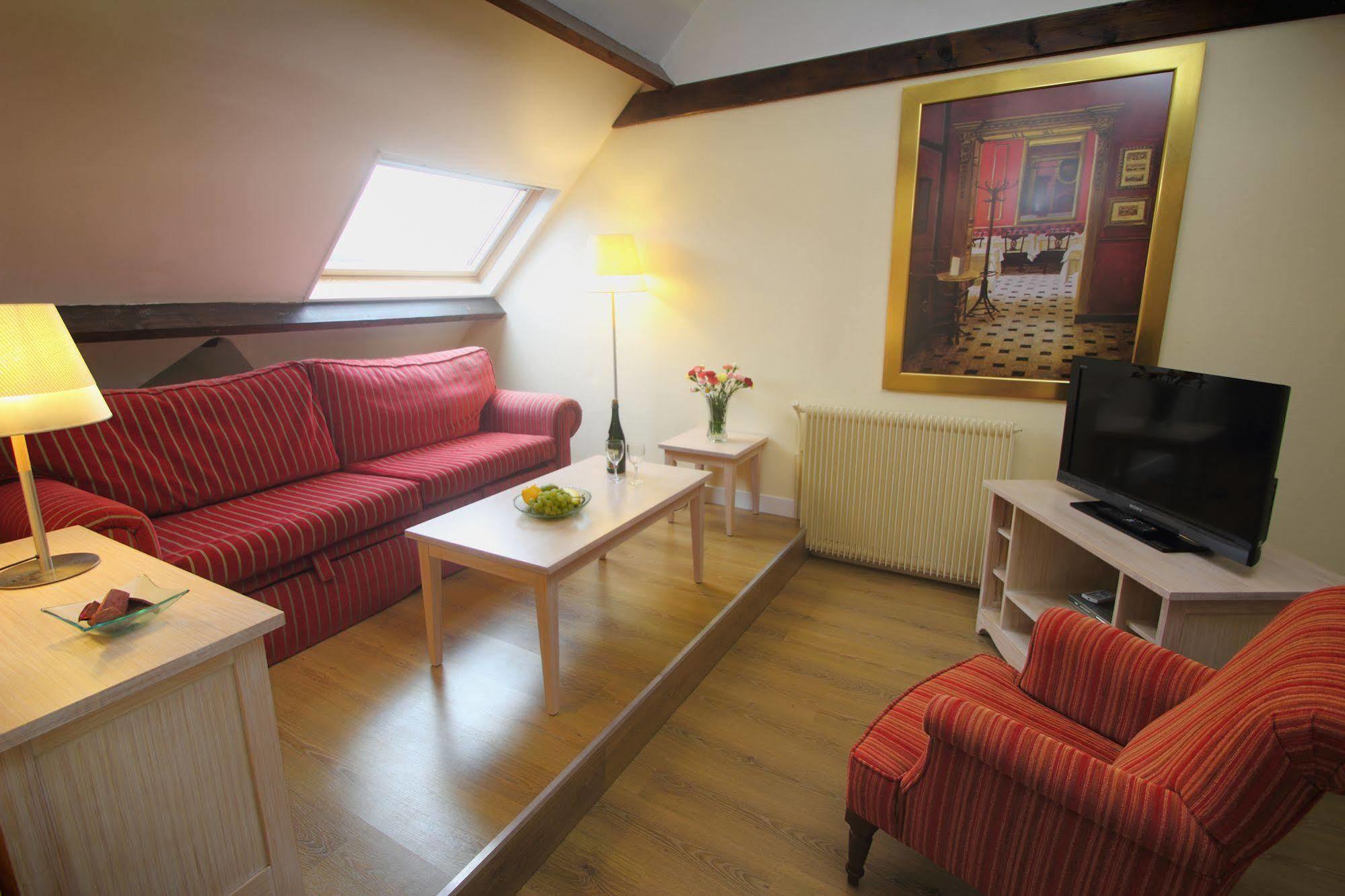 Karma Manoir Des Deux Amants Aparthotel Connelles Exterior foto