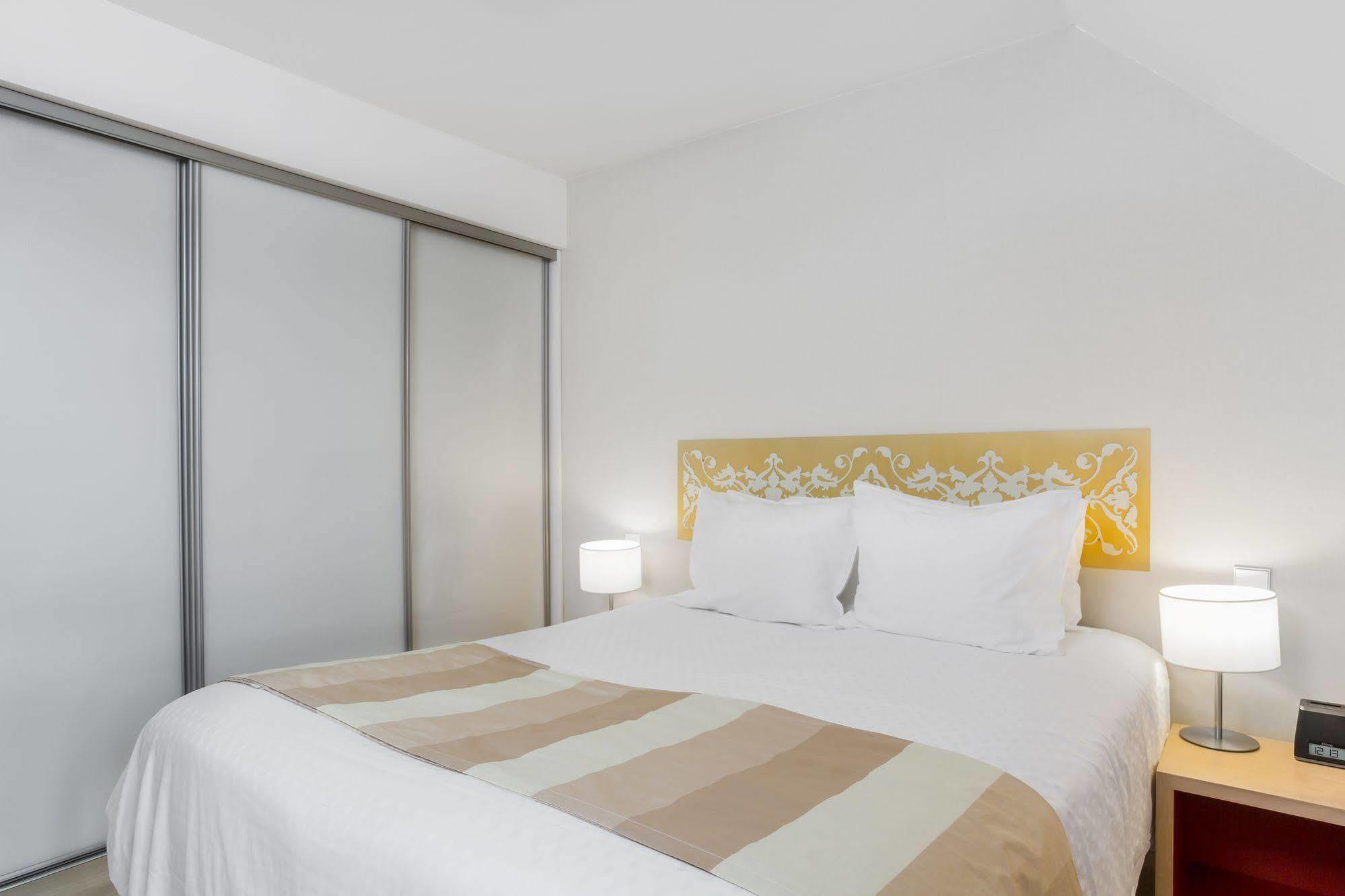 Karma Manoir Des Deux Amants Aparthotel Connelles Exterior foto