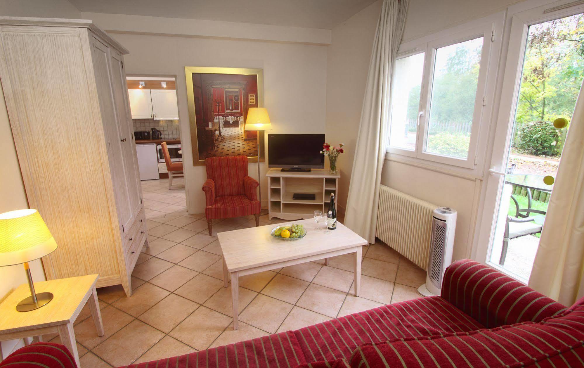 Karma Manoir Des Deux Amants Aparthotel Connelles Exterior foto