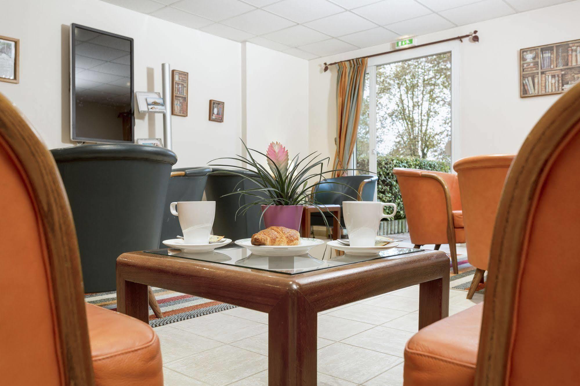 Karma Manoir Des Deux Amants Aparthotel Connelles Exterior foto