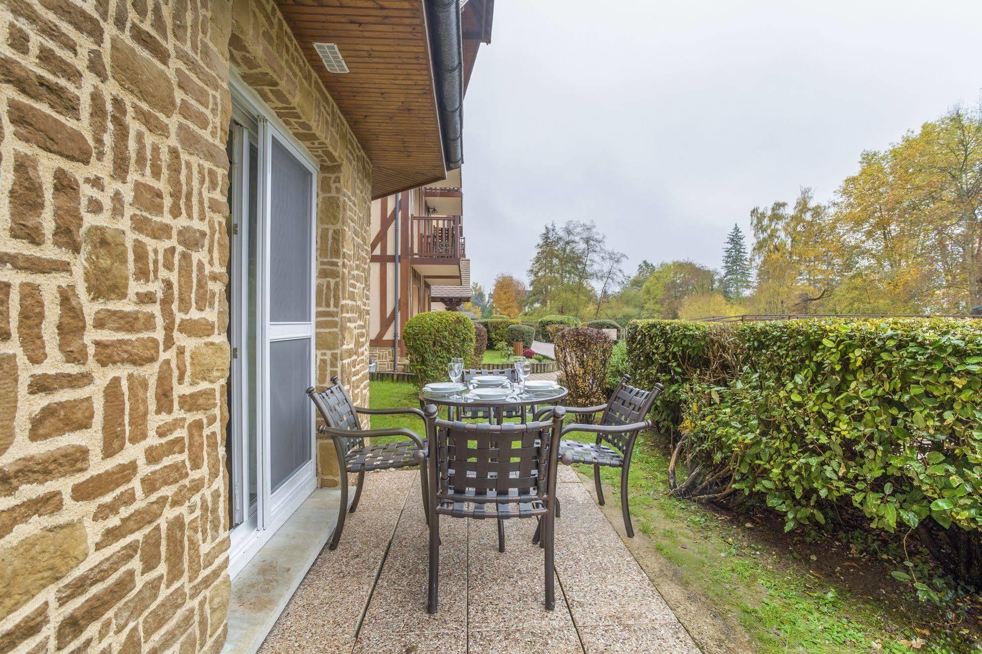 Karma Manoir Des Deux Amants Aparthotel Connelles Exterior foto